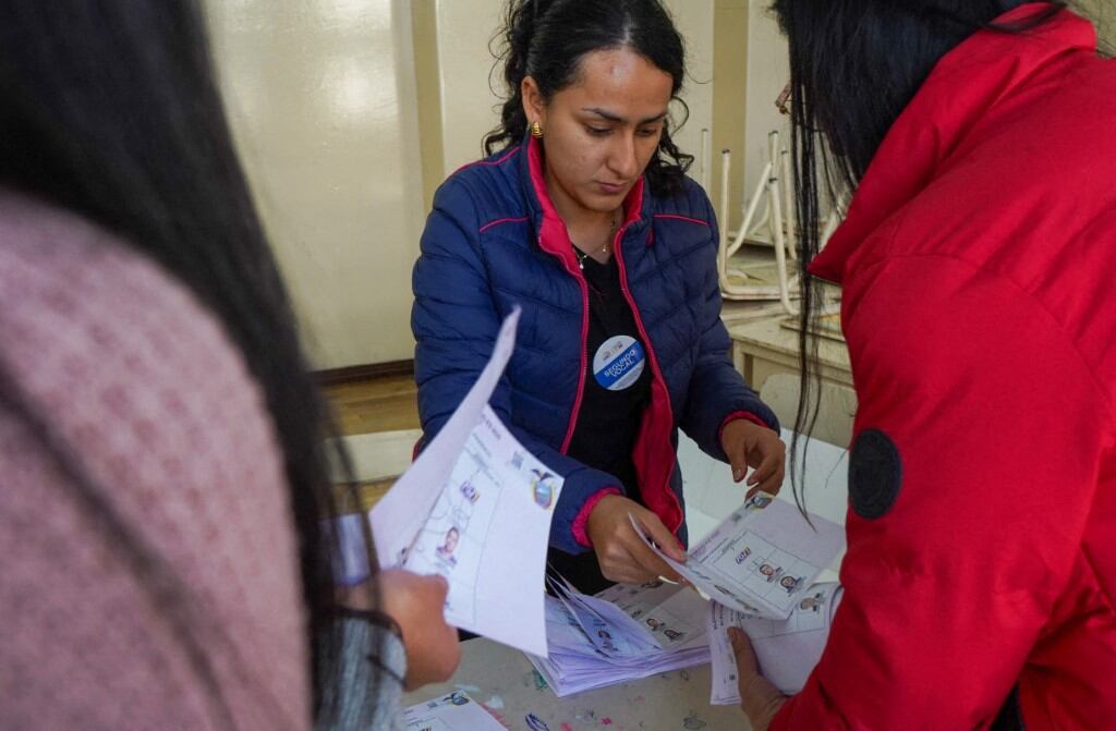 El mandatario de Ecuador, Daniel Noboa, aventaja a su rival de izquierda Luisa González en el balotaje presidencial de este domingo, según el escrutinio oficial del 45% de los votos.