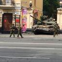 En esta imagen tomada de un video, un vehículo blindado ruso, en una calle en Rostov del Don, Rusia, el 24 de junio de 2023.