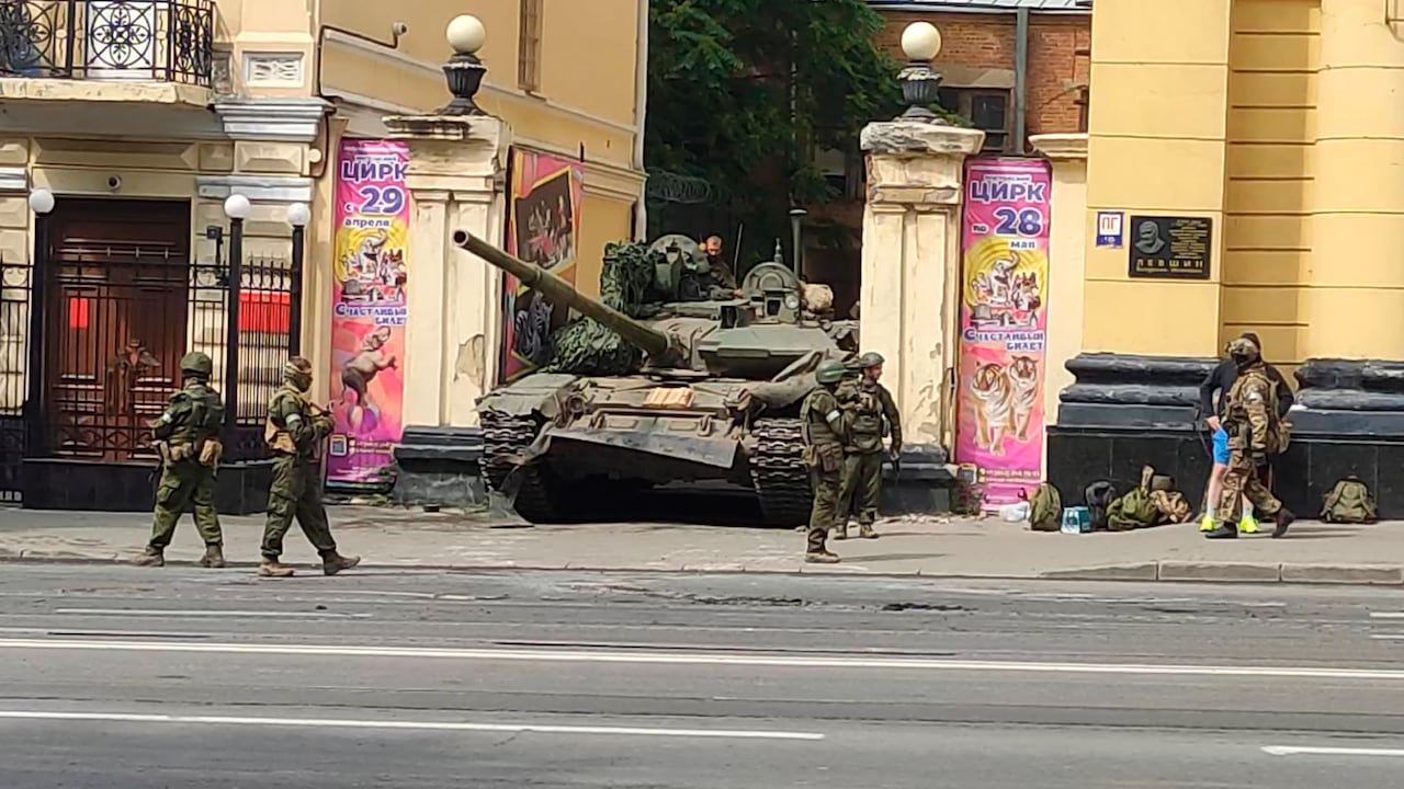 En esta imagen tomada de un video, un vehículo blindado ruso, en una calle en Rostov del Don, Rusia, el 24 de junio de 2023.