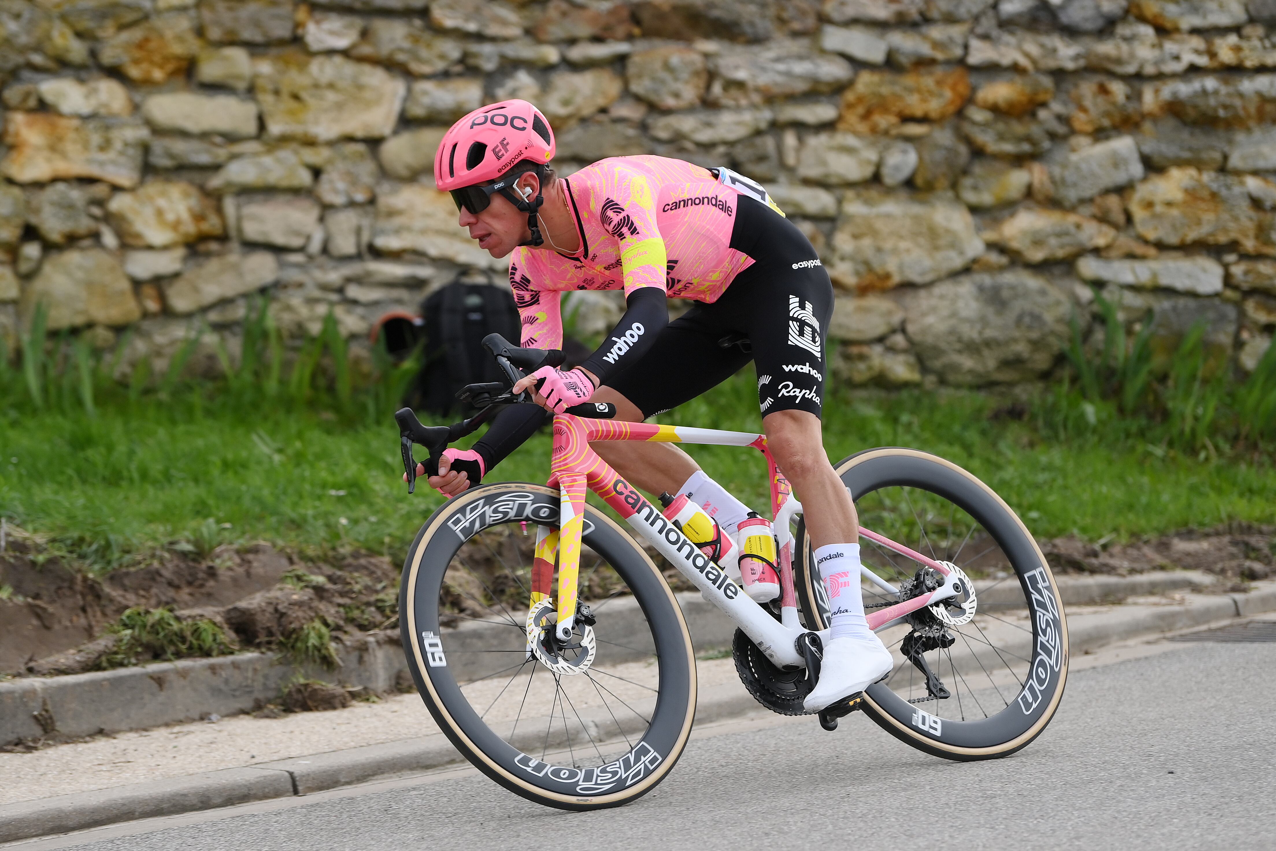 LES MUREAUX, FRANCIA - 3 DE MARZO: Rigoberto Urán de Colombia y el equipo EF Education - EasyPost compiten durante la 82ª París - Niza 2024, Etapa 1, una etapa de 157,7 km desde Les Mureaux a Les Mureaux / #UCIWT / el 3 de marzo de 2024 en Les Mureaux, Francia. (Foto de Alex Broadway/Getty Images)