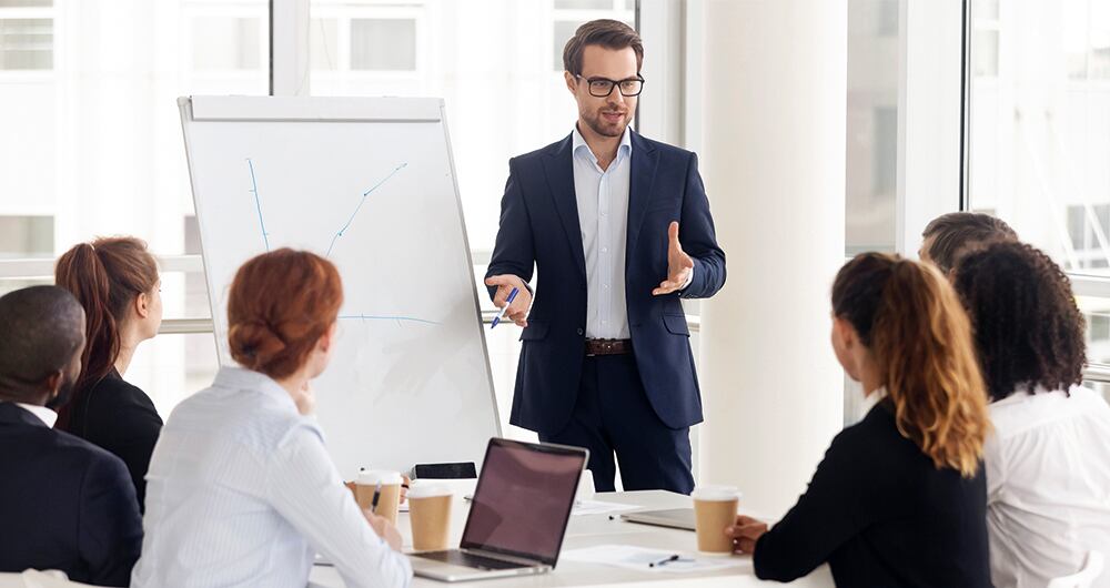 El liderazgo es el conjunto de habilidades gerenciales o de las directivas que un individuo tiene para influir en la forma de ser y actuar de las personas o en un grupo de trabajo determinado, haciendo que este equipo trabaje con entusiasmo hacia el logro de sus metas y objetivos.​