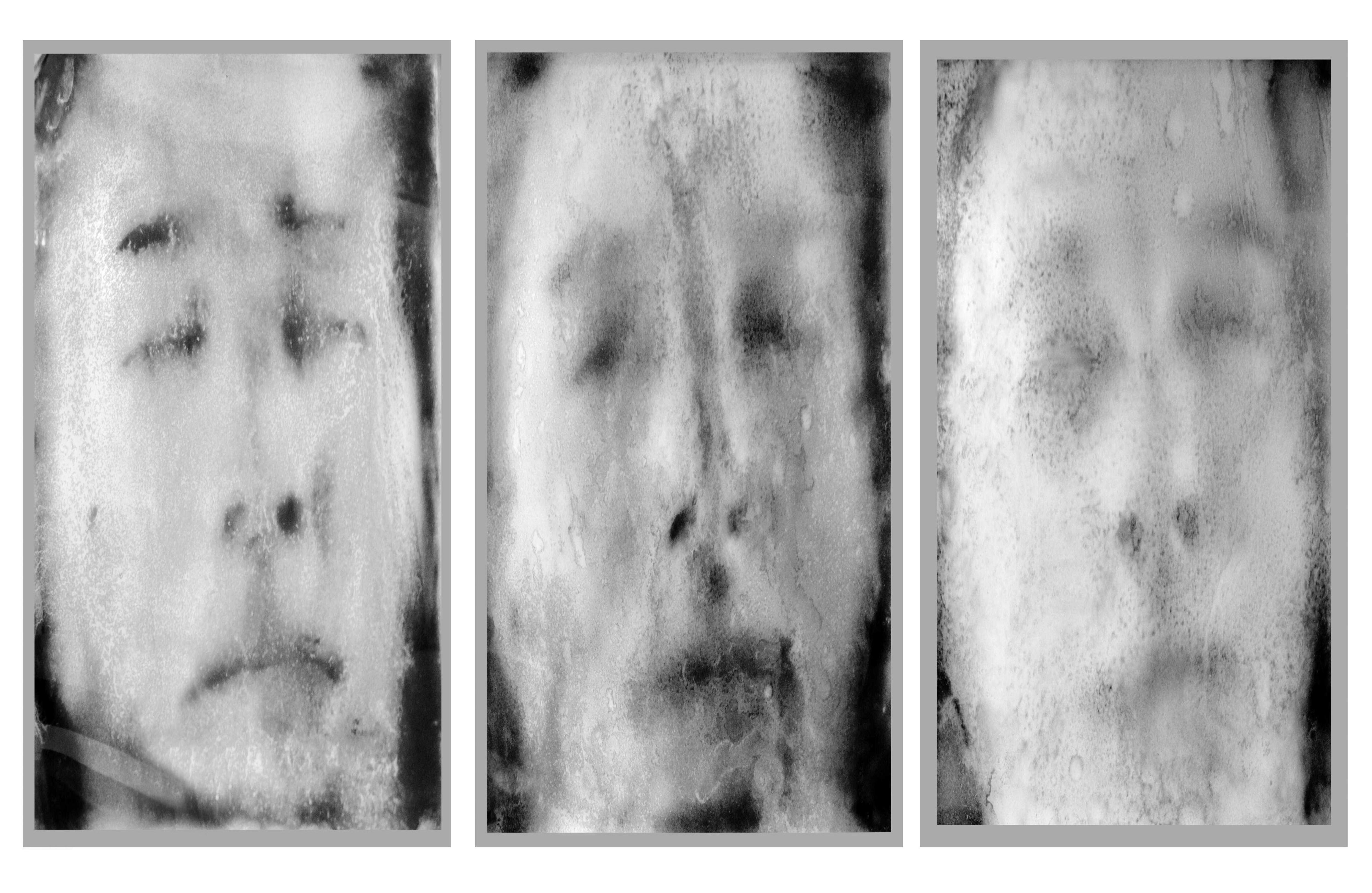 'Narcisos (tríptico)' (1999-2000). Oscar Muñoz. 71x71 cm c/u. Polvo de carbón y plexiglás