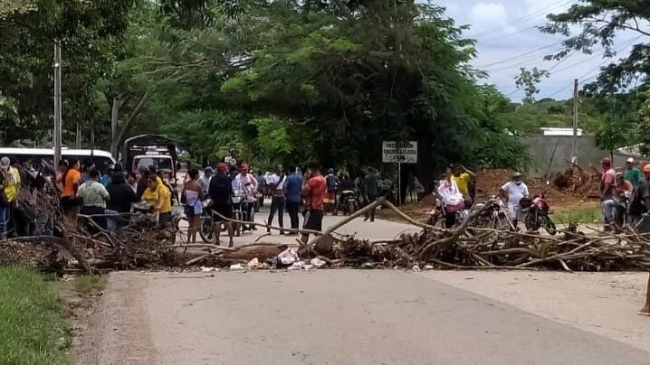 Personas desalojadas bloquearon la vía de la carretera en la salida a San Antero.
