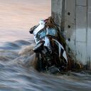 Vehículo en el río Los Ángeles en el Puente Washington cerca del centro de Los Ángeles el martes 14 de diciembre de 2021. La lluvia está empapando el sur de California mientras una fuerte tormenta azota el estado, lo que desencadena los esfuerzos de rescate del río y aumenta la amenaza de deslizamientos de tierra. en áreas marcadas por incendios forestales. Foto AP / Ringo H.W. Chiu