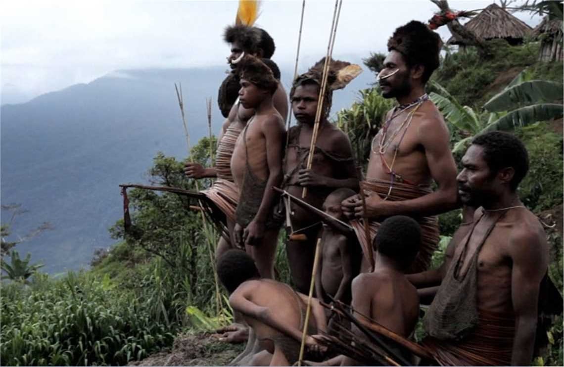 'La sal de la tierra' (2014). El documental dirigido por Wim Wenders y Juliano Ribeiro Salgado retrata la vida y trayectoria profesional del fotógrafo brasileño Sebastião Salgado. Recorrieron el mundo siguiendo los pasos de Salgado, que se dedicó a dar testimonio del hombre y de la devastación que es capaz de producir.