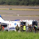 Soldados y una ambulancia son vistos en el Aeropuerto Camilo Daza de Cúcuta, Colombia, luego de que dos explosiones -una en la terminal aérea y otra cercana- dejaran al menos tres personas muertas el 14 de diciembre de 2021. - Murieron dos policías y un presunto atacante en explosiones de bomba en un aeropuerto en el noreste de Colombia que el gobierno atribuyó al terrorismo, dijeron las autoridades el martes. El presunto atacante logró cruzar una cerca de alambre para acceder al fugitivo en el aeropuerto internacional de Cúcuta cerca de la frontera con Venezuela, dijo la policía. (Foto de Schneyder MENDOZA / AFP)
