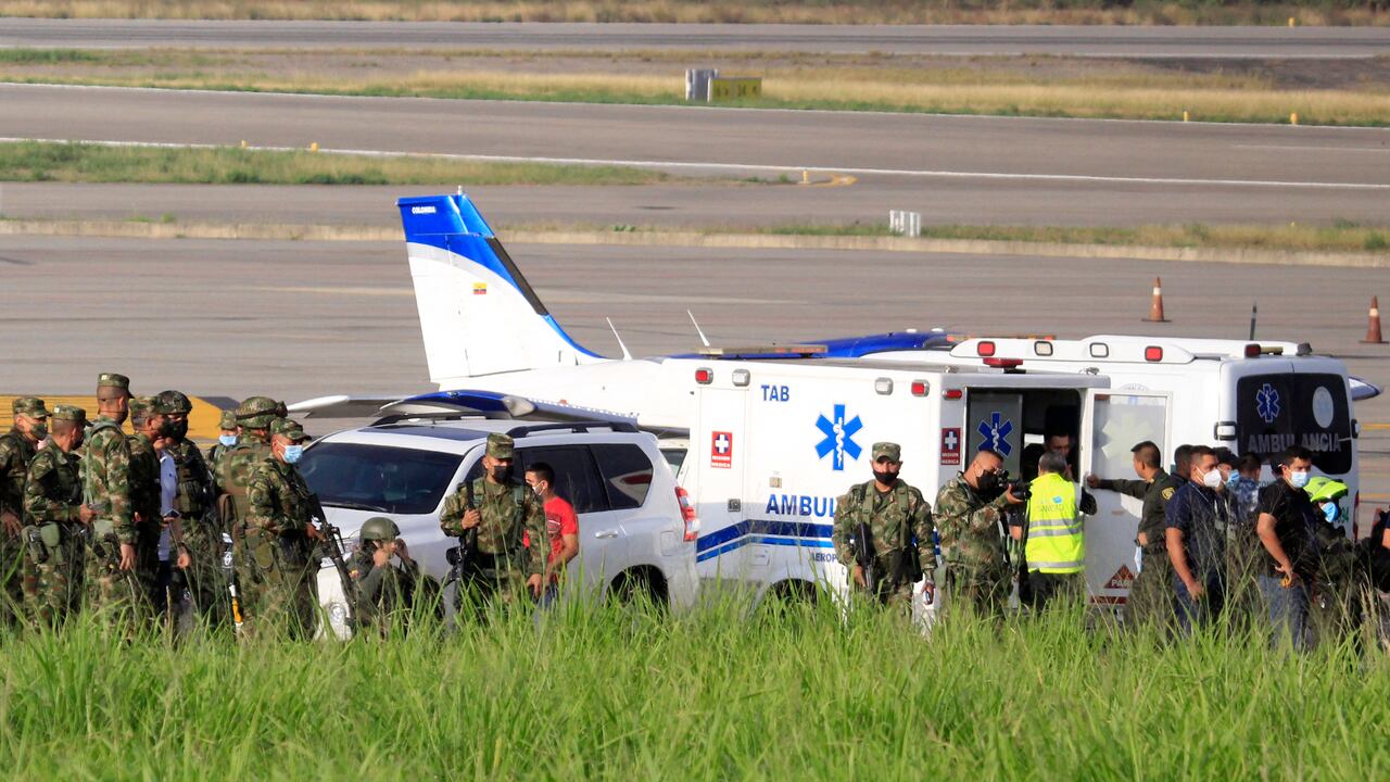 Soldados y una ambulancia son vistos en el Aeropuerto Camilo Daza de Cúcuta, Colombia, luego de que dos explosiones -una en la terminal aérea y otra cercana- dejaran al menos tres personas muertas el 14 de diciembre de 2021. - Murieron dos policías y un presunto atacante en explosiones de bomba en un aeropuerto en el noreste de Colombia que el gobierno atribuyó al terrorismo, dijeron las autoridades el martes. El presunto atacante logró cruzar una cerca de alambre para acceder al fugitivo en el aeropuerto internacional de Cúcuta cerca de la frontera con Venezuela, dijo la policía. (Foto de Schneyder MENDOZA / AFP)