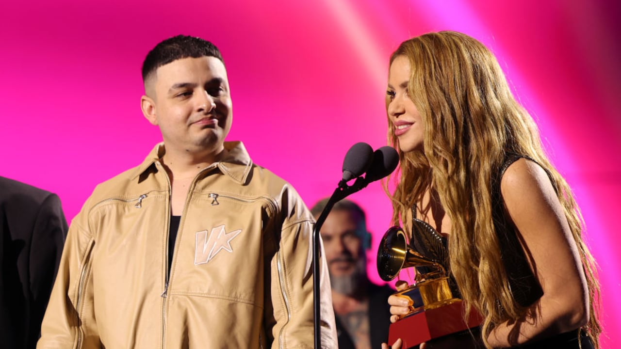 La colombiana dedicó premio a sus dos hijos (Photo by Rodrigo Varela/Getty Images for Latin Recording Academy)