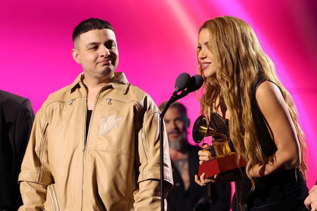 La colombiana dedicó premio a sus dos hijos (Photo by Rodrigo Varela/Getty Images for Latin Recording Academy)