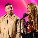 La colombiana dedicó premio a sus dos hijos (Photo by Rodrigo Varela/Getty Images for Latin Recording Academy)