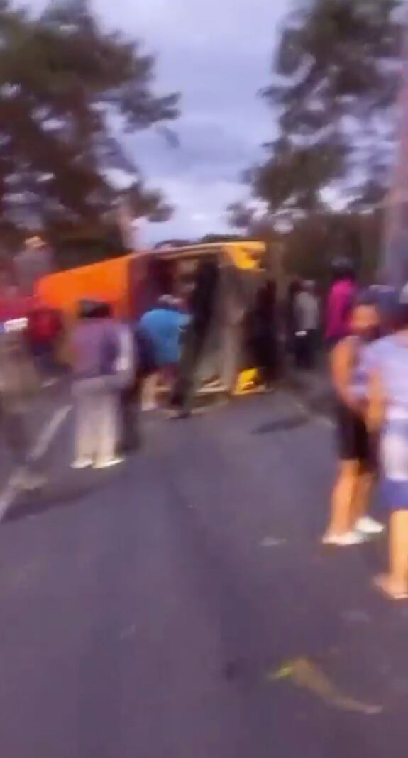 Por cuenta del grave accidente el tráfico en la vía se encuentra suspendido. Se habilitaron contraflujos.