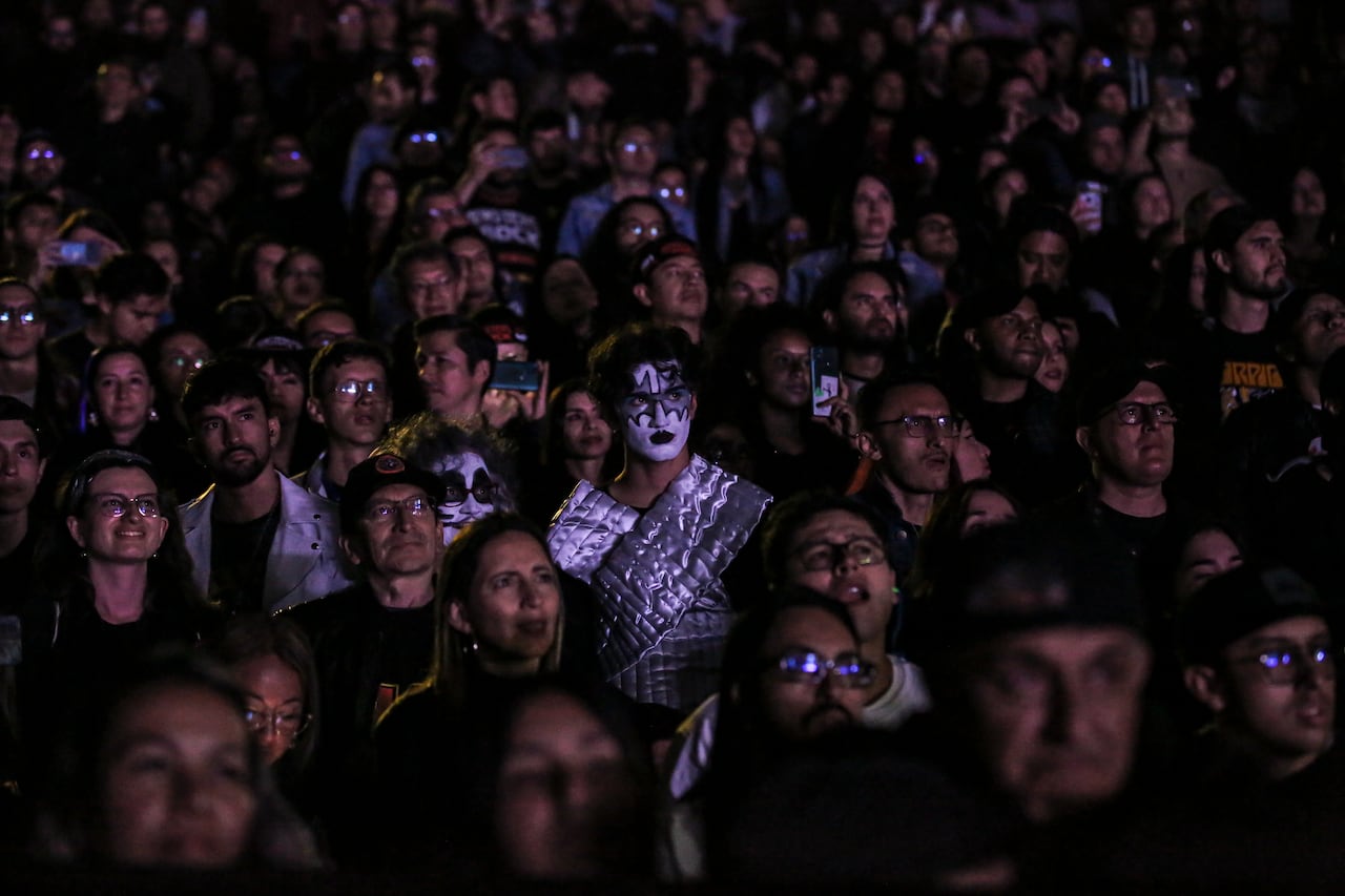 HOMBRE CONTEMPLA A KISS EN EL
MONSTERS OF ROCK COLOMBIA
BOGOTA, ESTADIO EL CAMPIN
15 DE ABRIL 2023