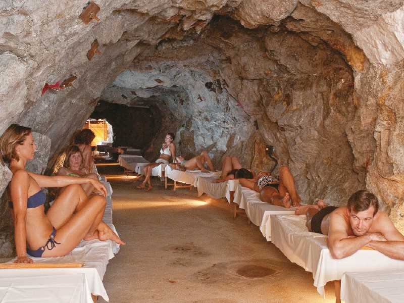 La curación - De las cuevas de Gastein, en Austria, los mineros extrajeron oro durante décadas. Hoy son un centro para tratar la artritis, la bronquitis y algunos problemas de piel mediante un gas noble llamado radón.