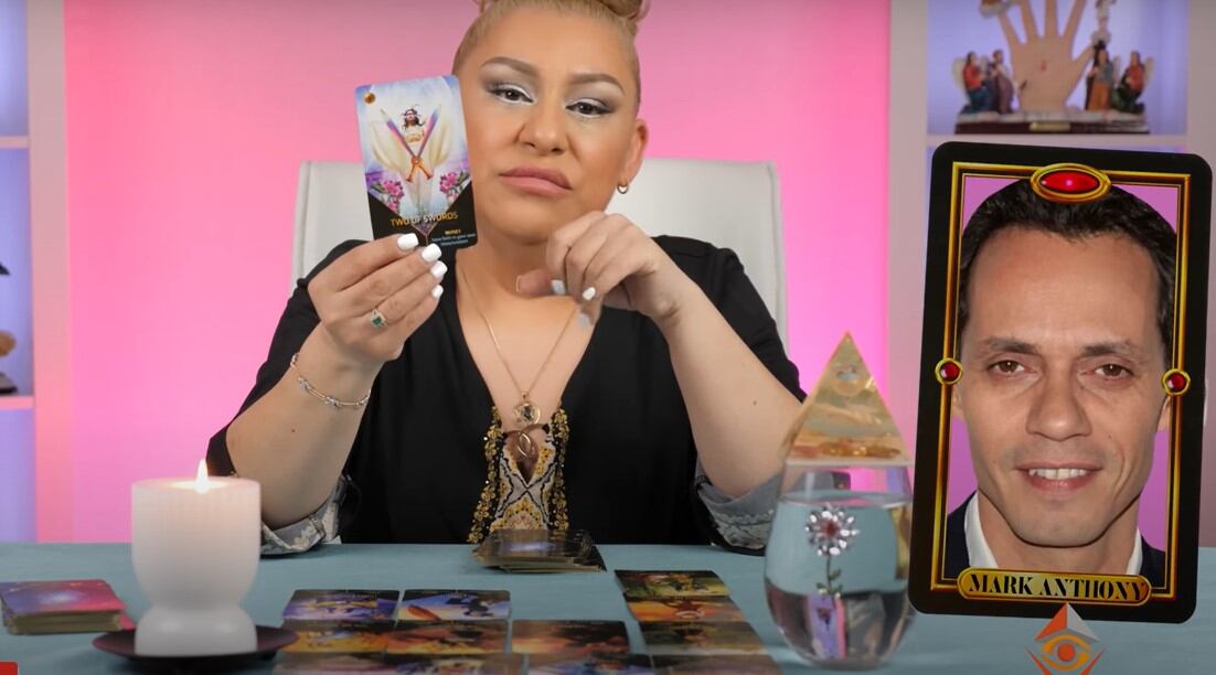 La vidente aseguró que la relación del cantante y la modelo no está bien