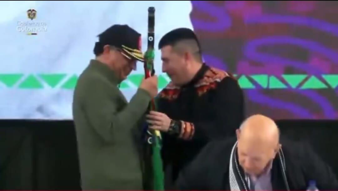 El presidente Gustavo Petro y el representante de Comuneros del Sur, Royer Garzón, en un abrazo al darse a conocer la desmovilización de este grupo. Foto tomada de video.