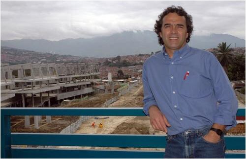 De alto vuelo 
Sergio Fajardo Valderrama
Alcalde de Medellín

Es un fenómeno de popularidad en su tierra: 90 por ciento de simpatía. Este hincha del Deportivo Independiente Medellín que nunca usa corbata, no sabe bailar e improvisa todos sus discursos, se metió en la lista de presidenciables. La obsesión de este doctor en matemáticas es la educación, y la ecuación que utilizó para trasformar su ciudad natal fue: - violencia + inversión social = transformación cívica. Dice que no es uribista ni antiuribista, sino de centro. Ha focalizado su gestión en mejorar la calidad de vida de las comunas más pobres a través de Parques Bibliotecas, 10 nuevos colegios de vanguardia y un presupuesto decidido con participación de los ciudadanos. Los críticos de Fajardo dicen que es soberbio, que se le ha subido el éxito a la cabeza y que los avances en seguridad no se deben a él sino al control que todavía tienen los paramilitares. Pero un alcalde de 90 por ciento no tiene demasiados enemigos...
