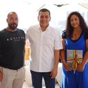 En el centro, el alcalde de Cartagena, Dumek Turbay. A los lados, los turistas argentinos, Gustavo Daniel Hugo y su esposa Leticia Troncoso.