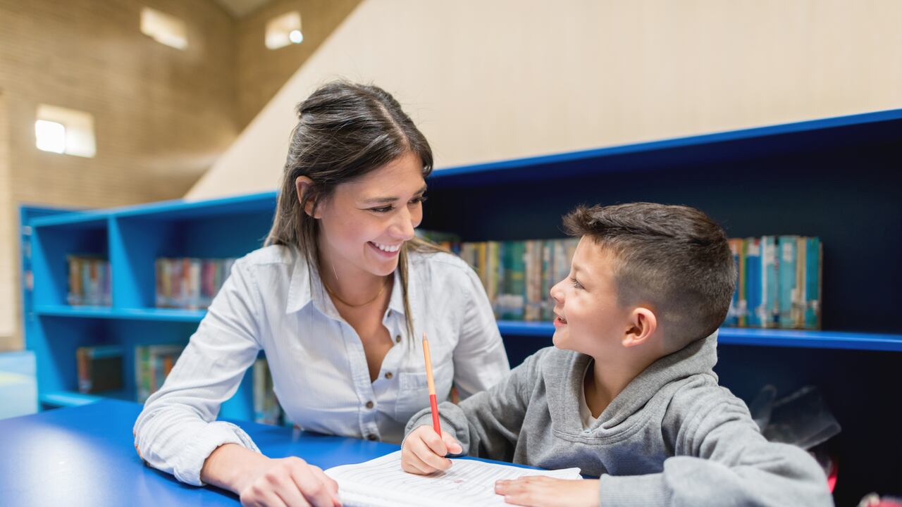Enseñando a leer y escribir a un niño.