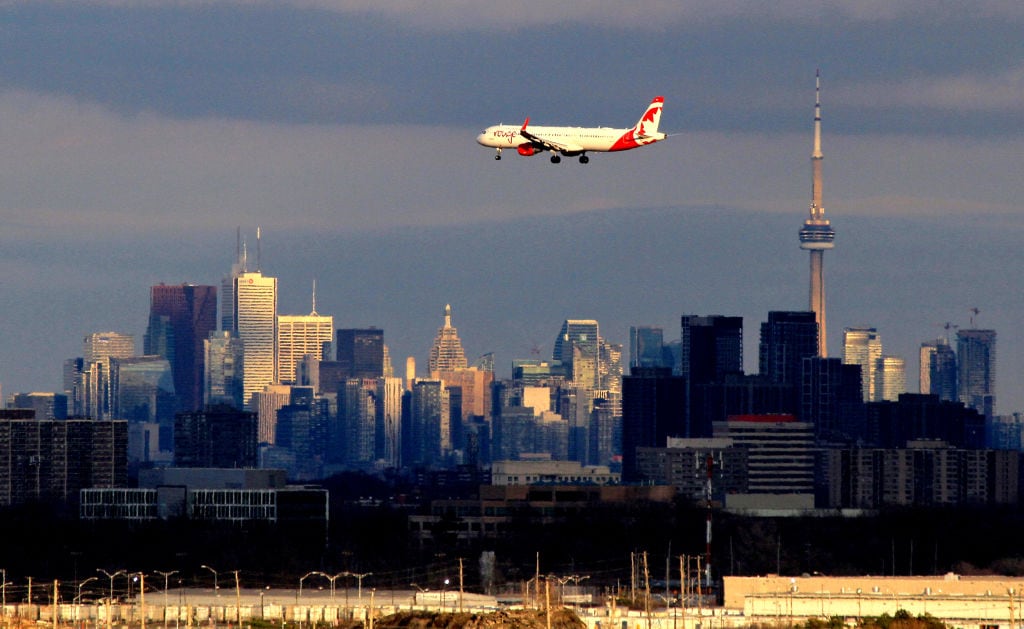 trabajador de una aerolínea está entre los seis detenidos por el robo de oro de 22 millones de dólares en oro en el aeropuerto de Toronto.