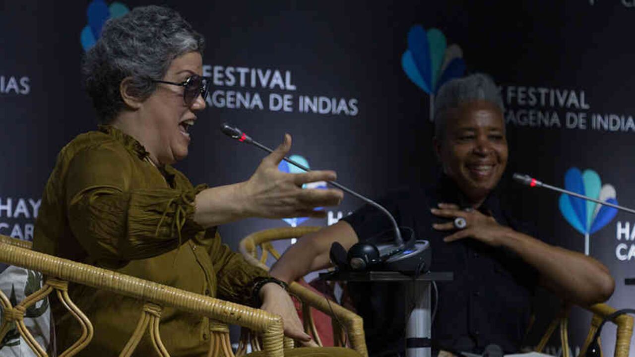 Maribel Abello y Dionne Brand conversaron con Ingrid Bejerman en el Hay Festival 2020. Foto: Isaac Meneses.