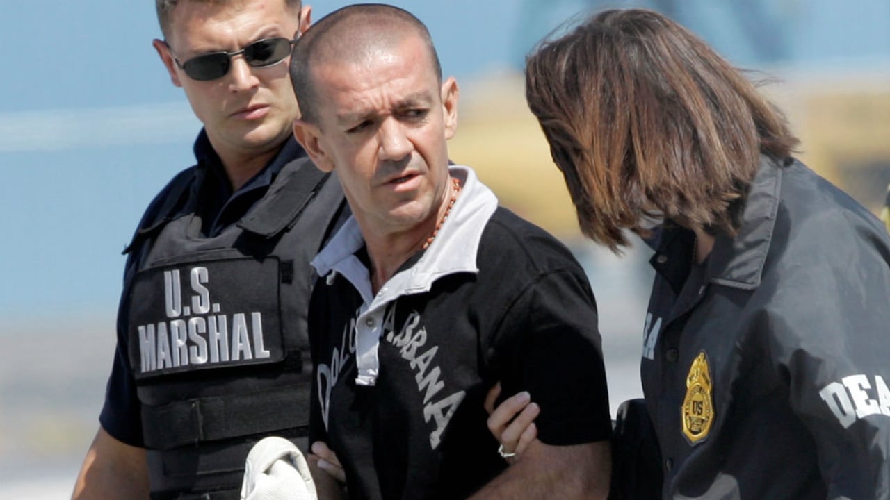 'El Tuso' Sierra es escoltado por agentes de la DEA a su llegada a Florida (EE. UU.), el 13 de mayo del 2008.