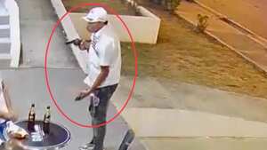 El sujeto cometió el hurto solo, con una mano apuntaba con el arma y en la otra se llevó tres celulares.