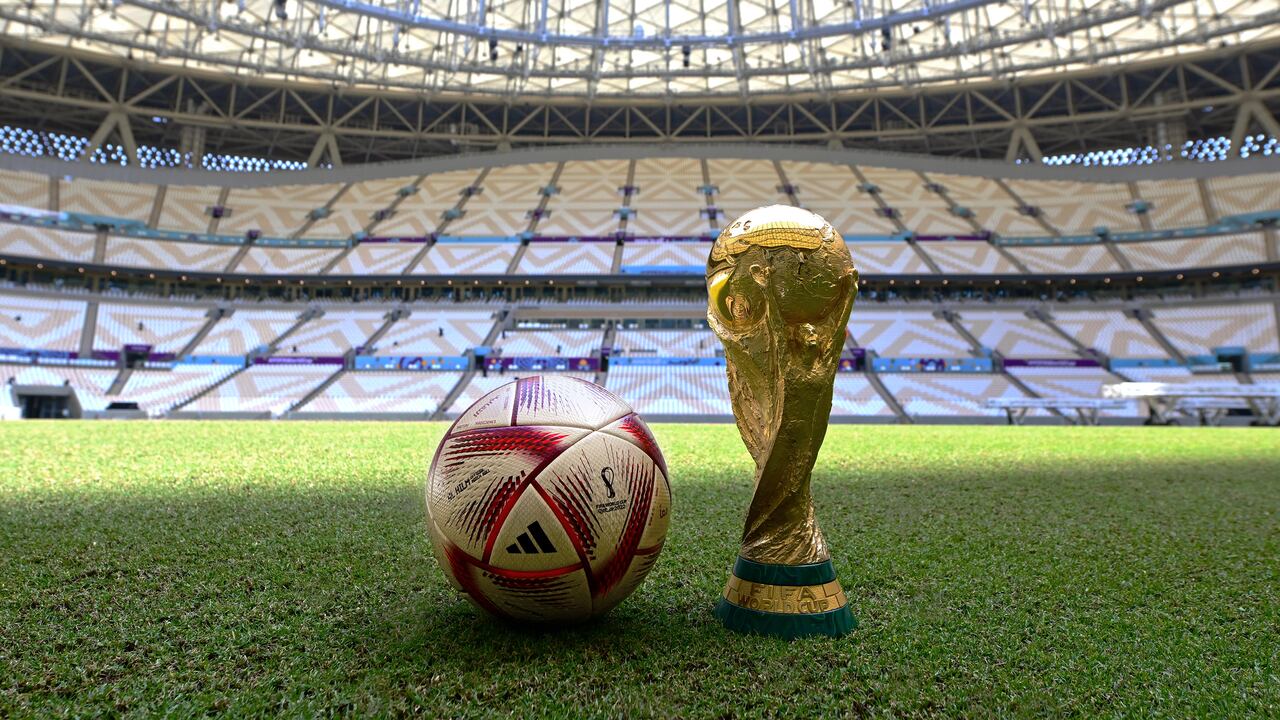El color dorado del balón con el que se definirá el nuevo campeón es un guiño al trofeo que quieren levantar Messi y Mbappé. La tecnología seguirá siendo protagonista para definir jugadas milimétricas con la posición de la pelota.