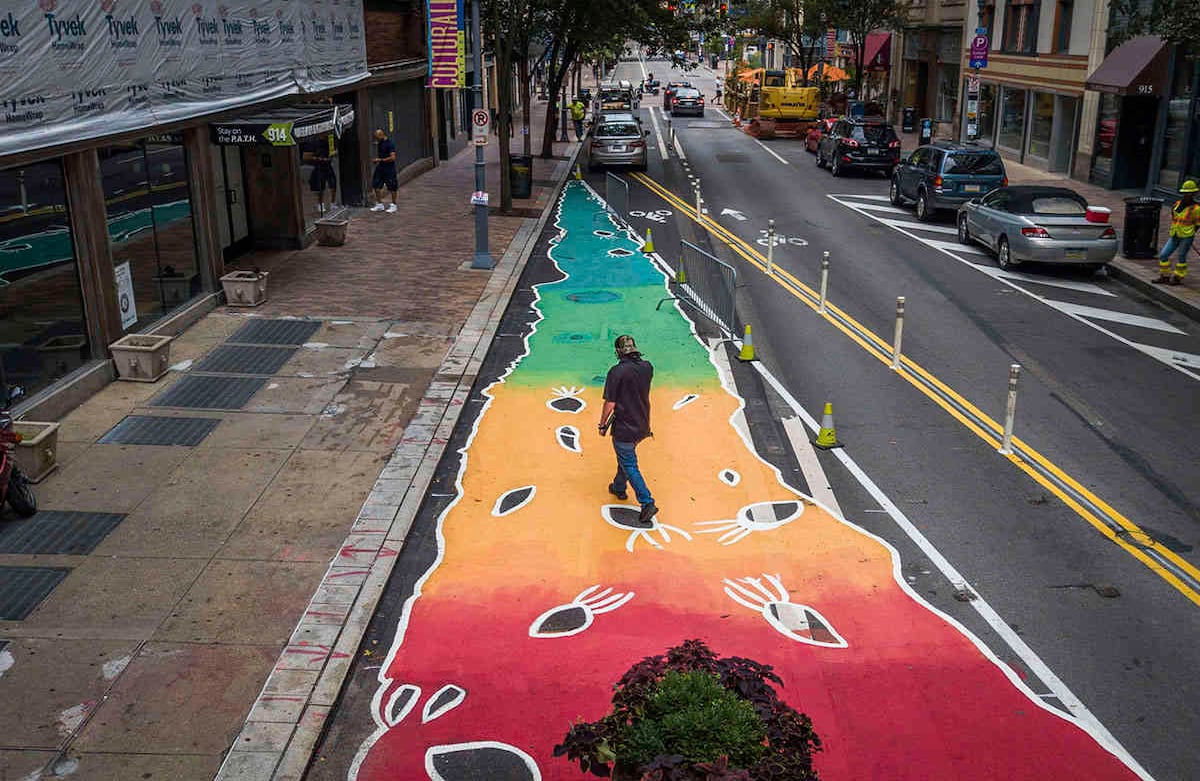 Se observa una parte de la instalación de arte temporal "Colorful Growth / Soft Waves" pintada en la cuadra 900 de Penn Ave, el 31 de agosto en Pittsburgh, Pensilvania. El mural de 3.500 pies cuadrados de la artista local Jayla Patton es parte de la iniciativa "REFORGE Downtown" de la Pittsburgh Downtown Partnership. La iniciativa "invita a la comunidad a volver a visitar y volver a comprometerse con el centro de manera segura a través de eventos, activaciones y programas únicos". Foto: Andrew Rush / Pittsburgh Post-Gazette vía AP 