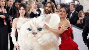 Anne, Jared y Salma protagonizaron uno de los momentos más icónicos del inicio del la MET Gala. (Photo by John Shearer/WireImage).