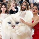 Anne, Jared y Salma protagonizaron uno de los momentos más icónicos del inicio del la MET Gala. (Photo by John Shearer/WireImage).