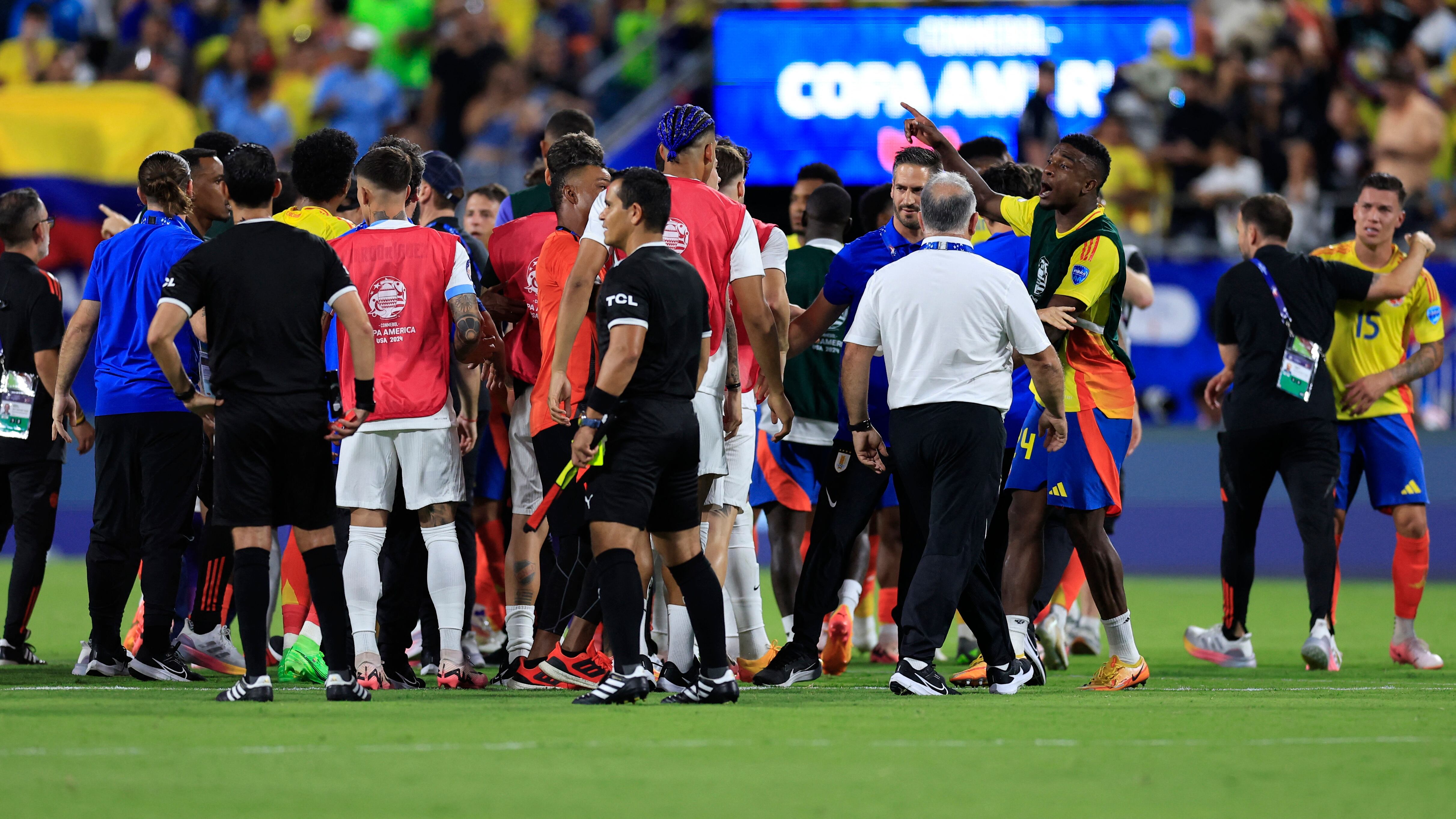 Imagen de una de las peleas entre 'cafeteros' y 'charrúas' tras las semifinales de Copa América.