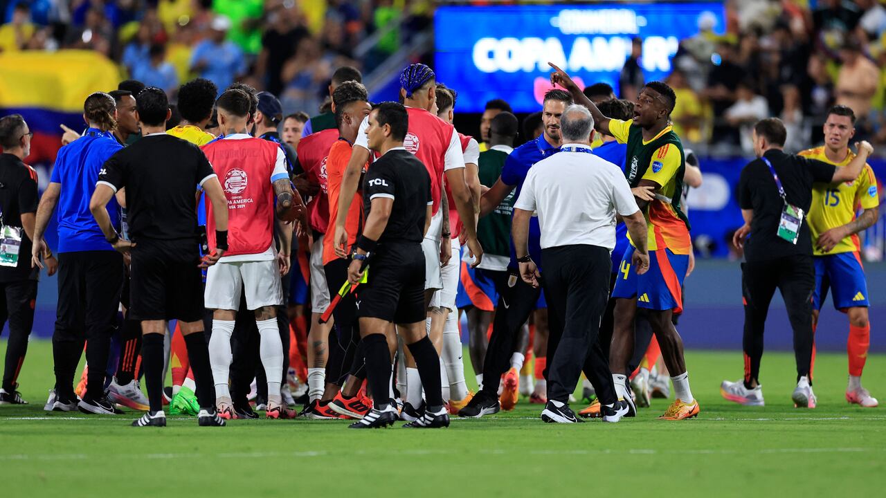 Imagen de una de las peleas entre 'cafeteros' y 'charrúas' tras las semifinales de Copa América.