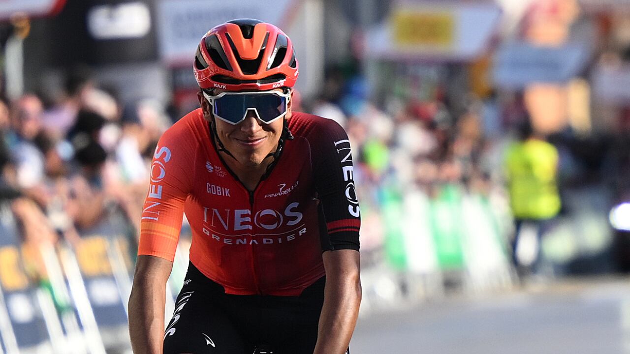 Egan Bernal, ciclista del Ineos Grenadiers, cruzando la meta en la etapa 1 de la Vuelta a Cataluña