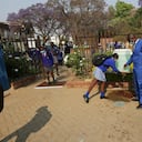 Una niña se lava las manos antes de ingresar a la escuela en Harare, Zimbabue. (Foto AP / Tsvangirayi Mukwazhi)
