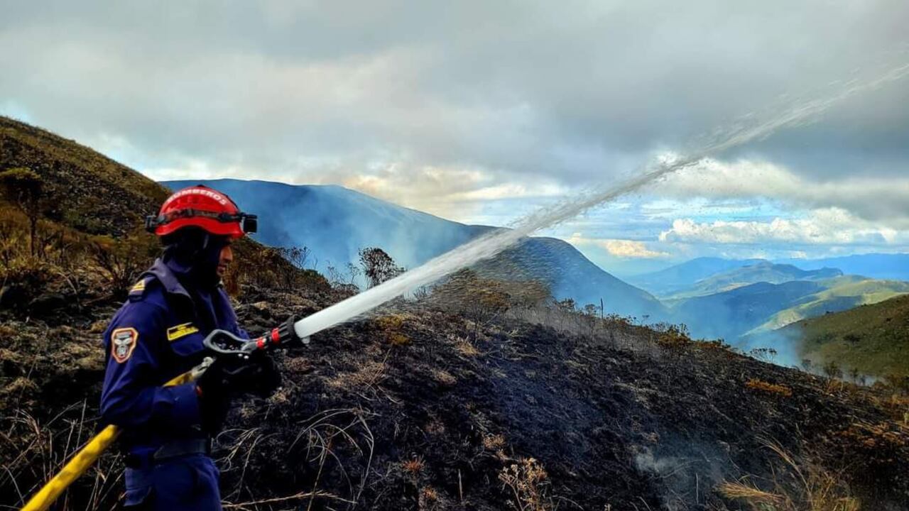 Atención al incendio forestal en Arcabuco, Boyacá