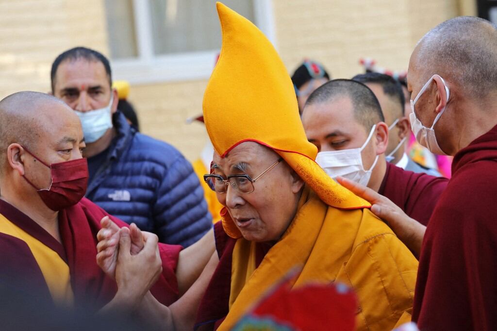 El líder espiritual tibetano Dalai Lama (centro) llega para asistir a una oración en el Templo Principal Tibetano en McLeod Ganj el 5 de abril de 2023. (Foto de AFP)