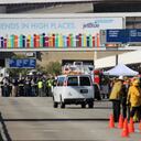 Equipos de emergencia apostados enfrente del aeropuerto de Los Ángeles, tras el tiroteo de este viernes