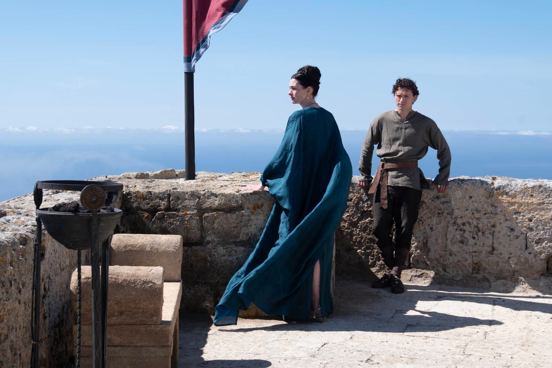 Penélope, la fiel esposa de Odiseo, es interpretada por Anne Hathaway, mientras que Tom Holland asume el rol de su hijo Telémaco.