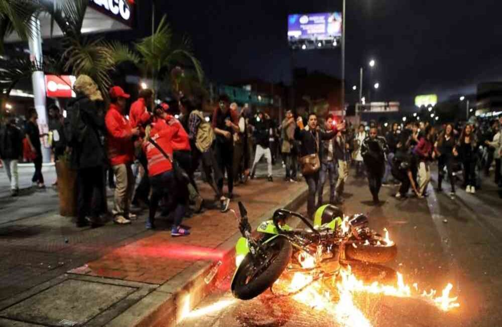 El primer desmán se registró en la Caracas con calle 76, cuando tumbaron a un policía de su motocicleta y quemaron el automotor.