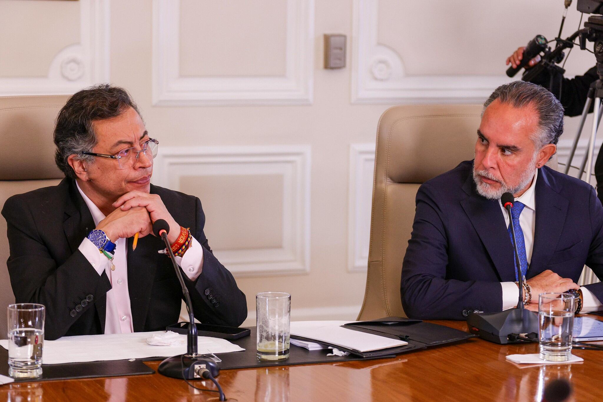 El presidente, Gustavo Petro, y Armando Benedetti, ministro del Interior, en el consejo de ministros del 5 de mayo de 2025, en Bogotá