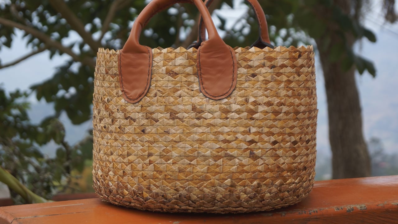 Accesorios elaborados con calceta de plátano.