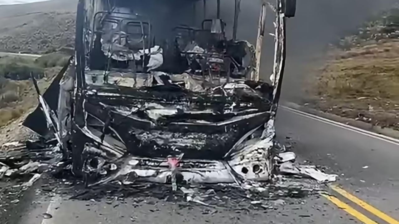 Imagen del bus que fue incinerado en la vía Málaga–Cerrito, en el departamento de Santander.