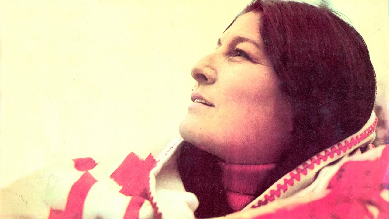 Fotografía de la cantante argentina Mercedes Sosa perteneciente al disco “Hasta la victoria” editado en Argentina en 1972.
