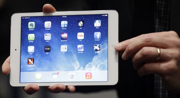 Un empleado de Apple muestra el nuevo iPad Air.