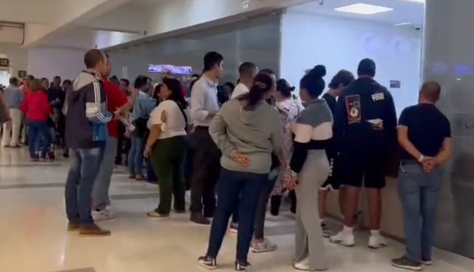 Afectados por suspensión de operaciones de Ultra Air han llegado hasta el Aeropuerto Alfonso Bonilla Aragón.