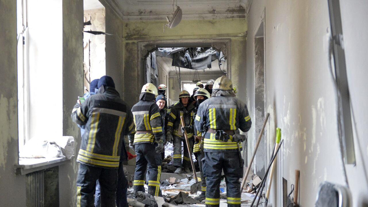 El personal de emergencias trabaja en el ayuntamiento local dañado de Kharkiv el 1 de marzo de 2022, destruido como resultado del bombardeo de las tropas rusas. Foto AFP