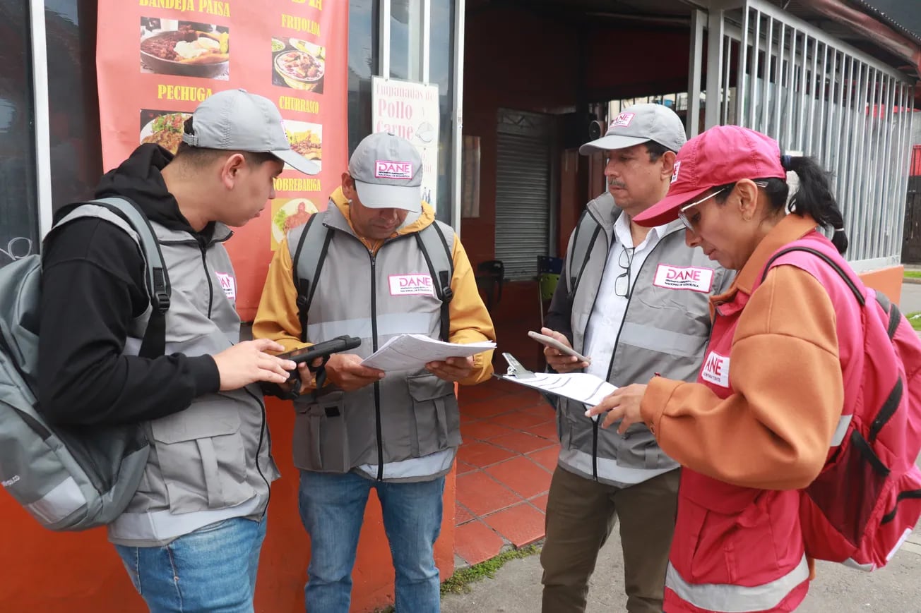 “No tengo ni para comer, menos para pagar el plan del celular”. Su única conexión con el mundo es una tarjeta SIM prestada, con la que apenas puede recibir llamadas.