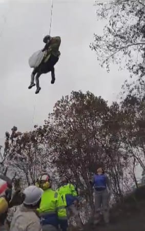 Más de dos horas estuvieron suspendidos en el aire el parapentista y su acompañante.