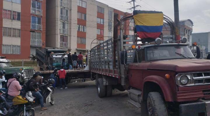 Conductores adelantan un bloqueo en la Panamericana, a la altura del municipio de Piendamó, Cauca