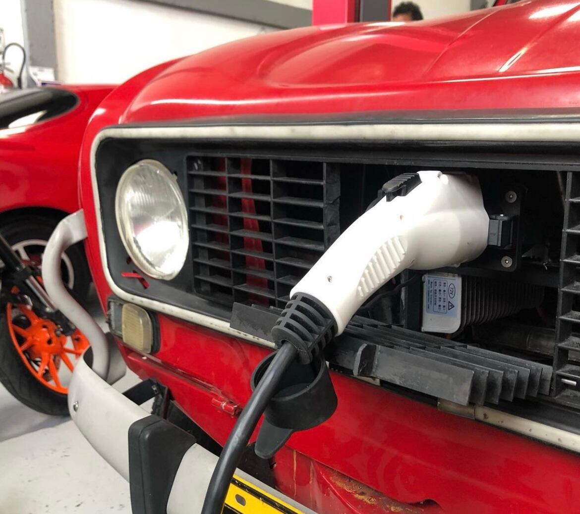 El sueño de convertir su querido carro viejo a eléctrico se puede hacer realidad. La transformación del vehículo puede costar 40 millones de pesos.